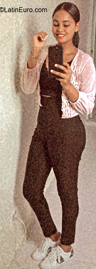 Date this pretty Dominican Republic girl Loren from Santo Domingo DO39993