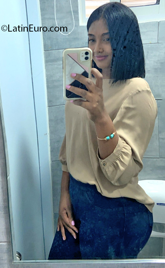 Date this happy Dominican Republic girl Yismel from Santo Domingo DO40038