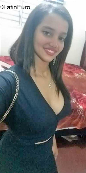 Date this happy Dominican Republic girl Darelis from Santo Domingo DO40099