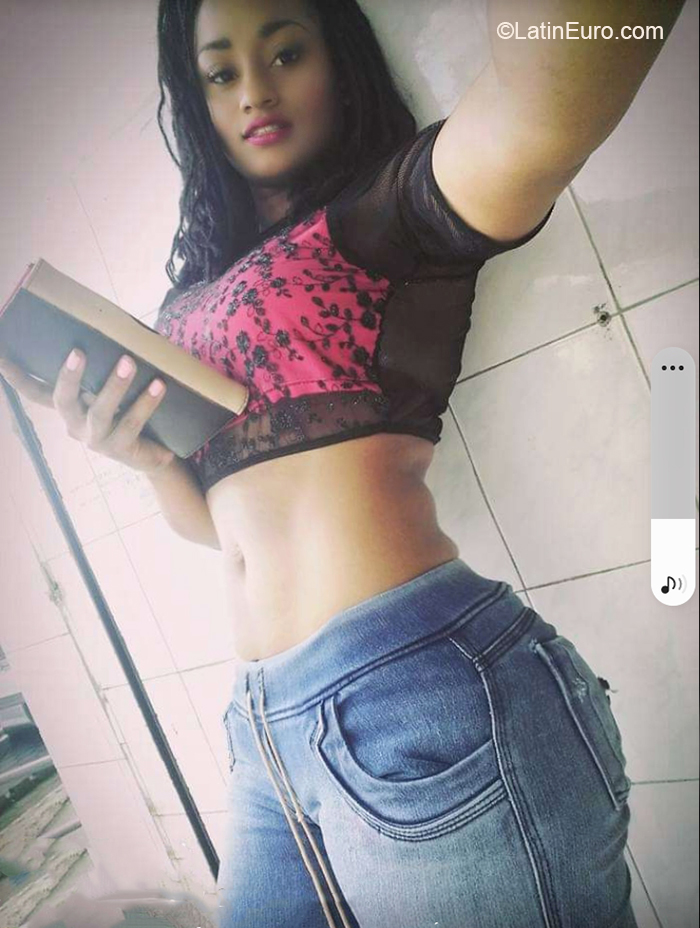 Date this delightful Dominican Republic girl Veronica from Santo Domingo DO40149