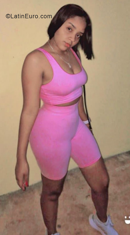 Date this attractive Dominican Republic girl Heily from Santo Domingo DO40181