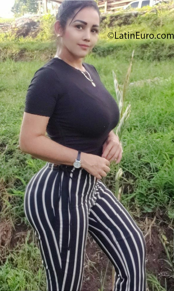 Date this voluptuous Colombia girl Paola from Pereira CO30801