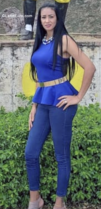 Date this nice looking Dominican Republic girl Alexandra from Santiago DO40617