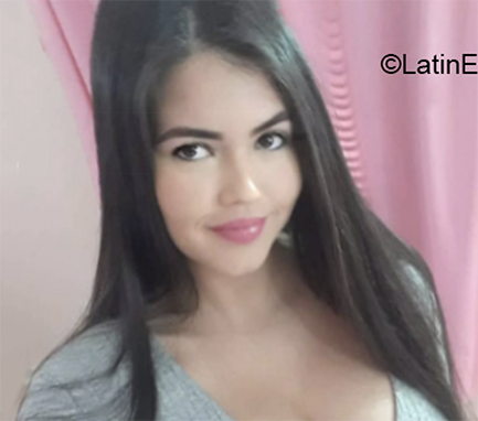 Date this gorgeous Cuba girl Danilka from Holguin CU813