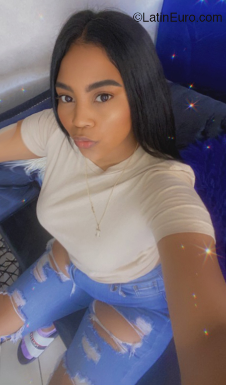 Date this foxy Dominican Republic girl Roussel from Santo Domingo Norte DO40294