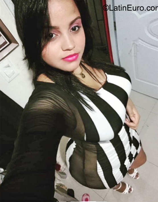 Date this foxy Dominican Republic girl Yenifer from Santo Domingo DO40731