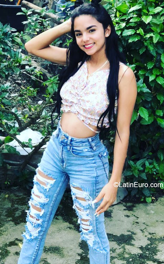 Date this young Dominican Republic girl Enyaira from Santo Domingo DO40329