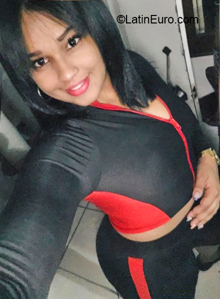 Date this hard body Dominican Republic girl Genesis from Santiago DO40555