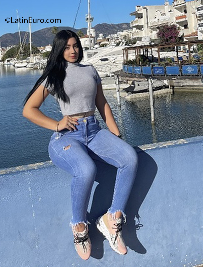 Date this pretty Spain girl Nata_oficial from Barcelona ES701