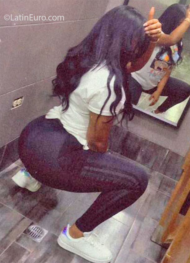 Date this foxy Dominican Republic girl Nicky from Santo Domingo DO40757