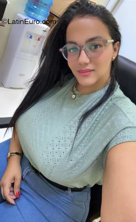 Date this fun Dominican Republic girl Yinet from Constanza DO43599