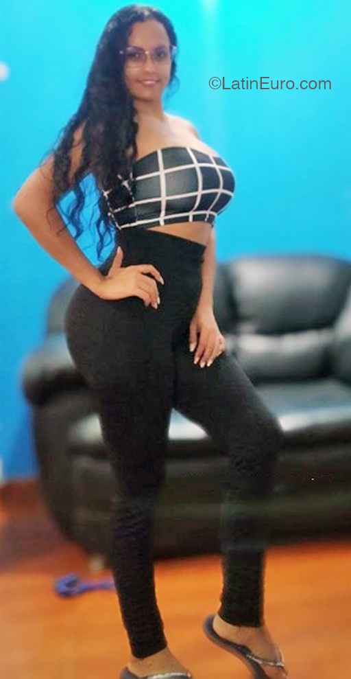 Date this georgeous United States girl Andreina from Caracas CO32423