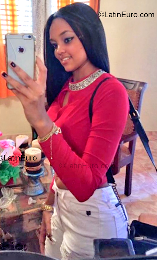 Date this hard body Dominican Republic girl Elaine from Santiago DO52257