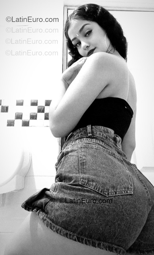 Date this sensual Colombia girl Valentina from Bucaramanga CO33286