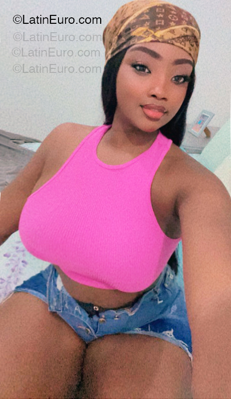 Date this happy Dominican Republic girl Chocolate from Santo Domingo DO54960