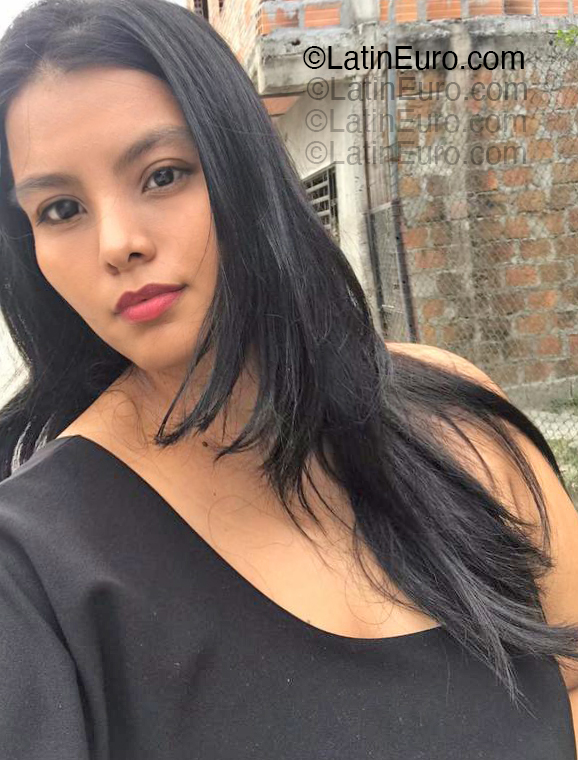 Date this voluptuous Colombia girl Daniela from Bogota CO33325