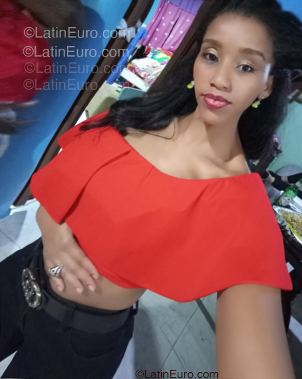 Date this happy Dominican Republic girl Victoria from Santiago De Los Caballeros DO55011