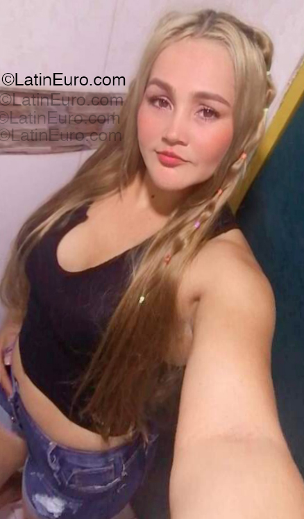 Date this hot Colombia girl Cristina from Medellin CO33348