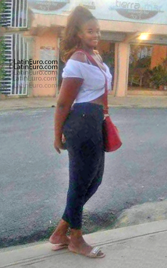 Date this attractive Dominican Republic girl Estrella from Santo Domingo DO55185