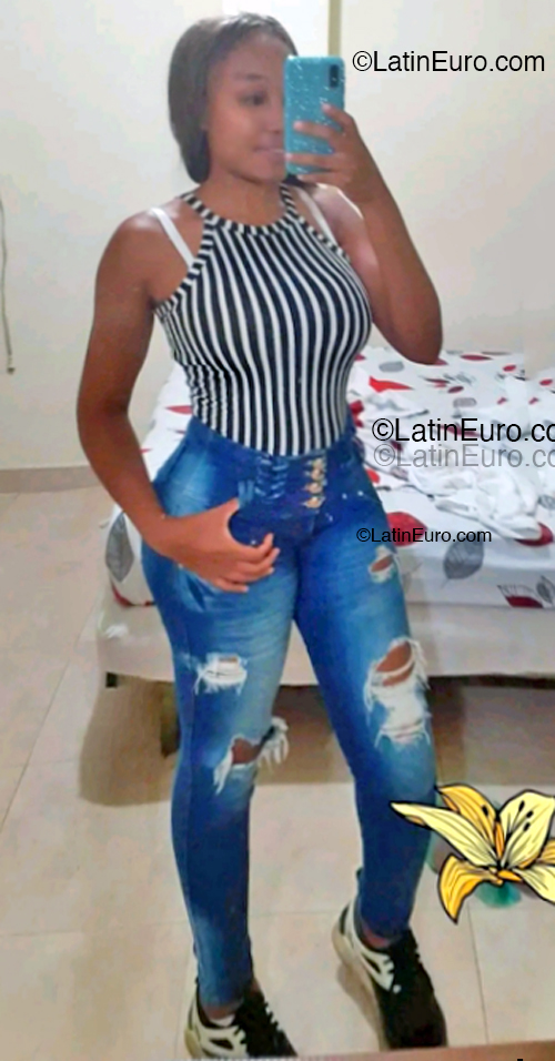 Date this happy Colombia girl Denisse from Cali CO33388