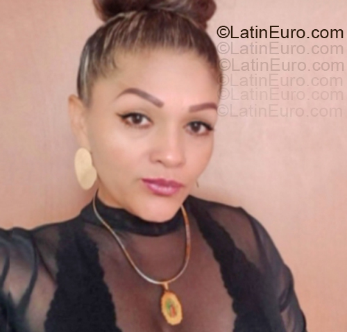 Date this attractive Colombia girl Latina from Bogota CO33441