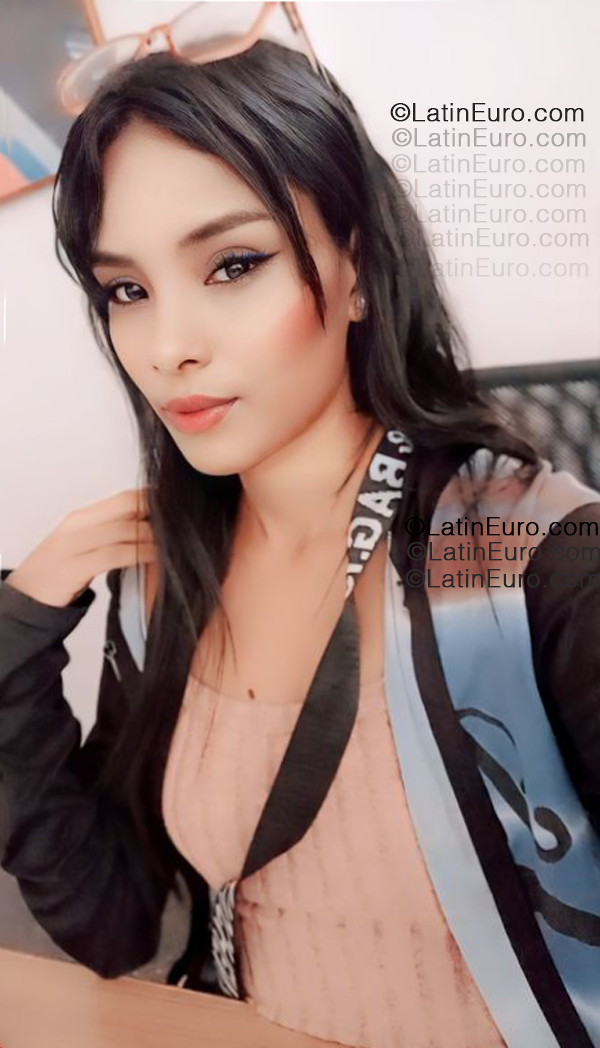 Date this gorgeous Venezuela girl Khalifet from La Guaira VE5346