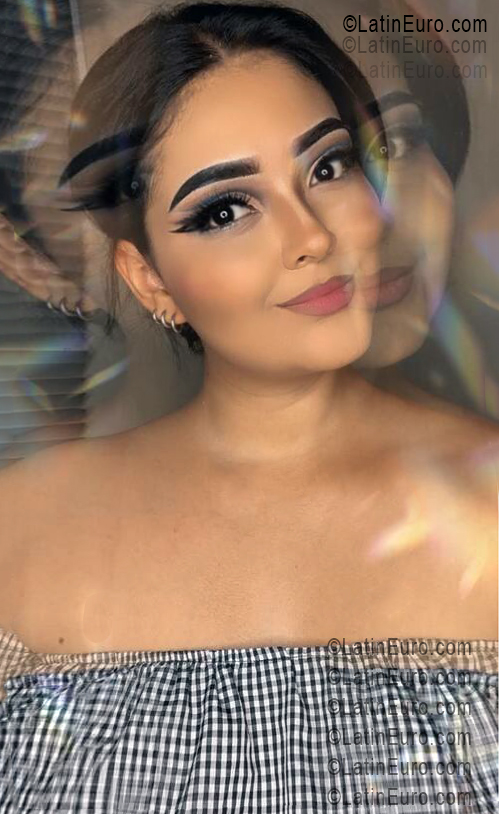 Date this voluptuous Colombia girl Leidy from Cali CO33537