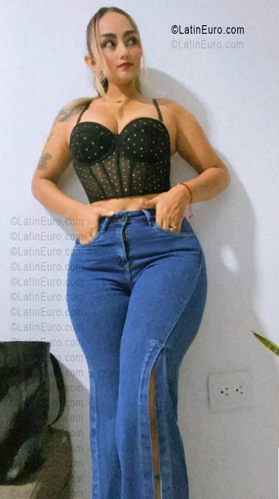Date this beautiful Colombia girl Isabel from Apartado CO33539