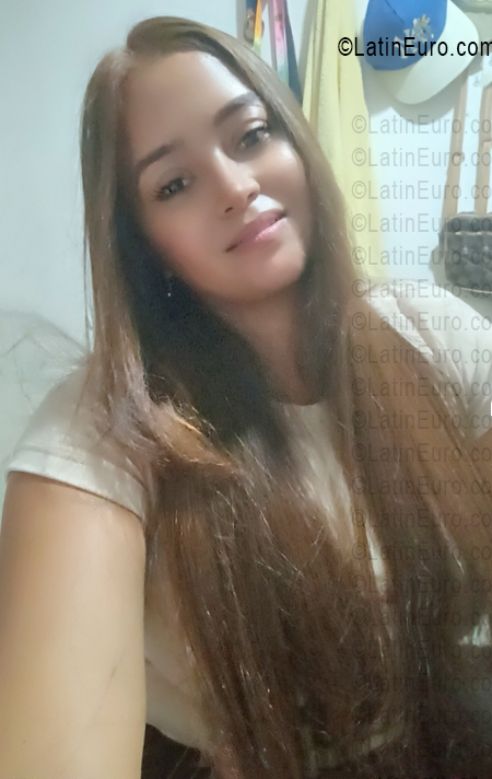 Date this good-looking Colombia girl Carolina from Cartagena CO33638