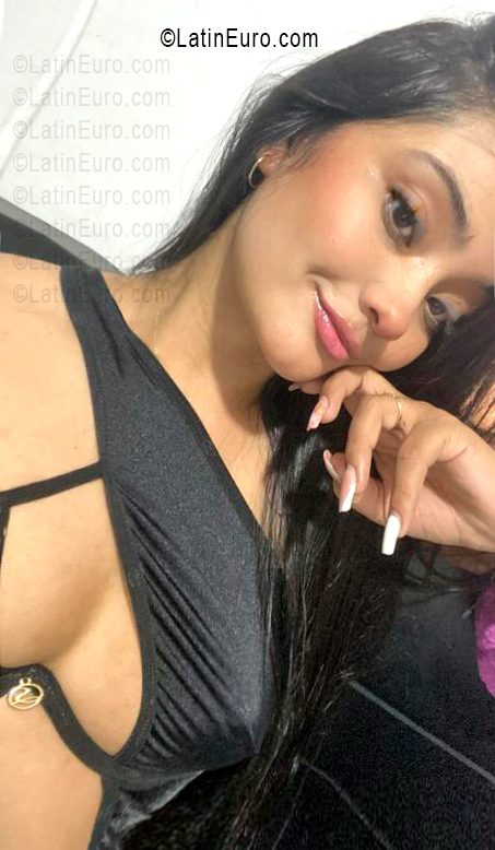 Date this gorgeous Colombia girl Yurli from Bucaramanga CO33574