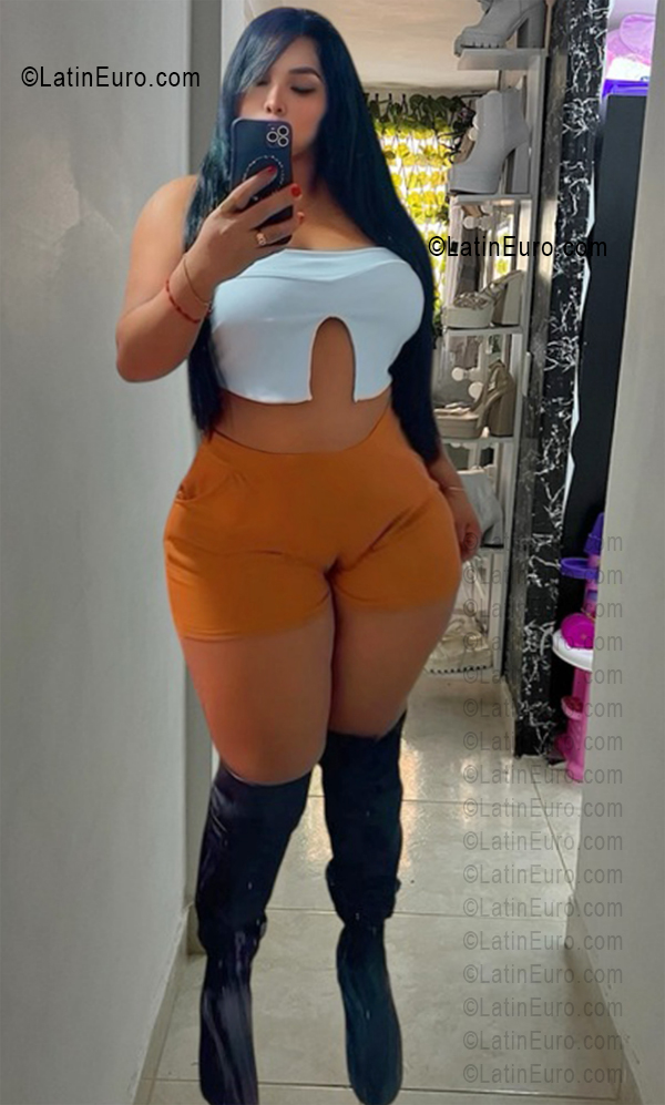 Date this sultry Colombia girl Jhoana from Medellin CO33722