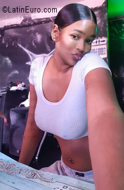 Date this stunning Dominican Republic girl Ema from Santo Domingo DO56346