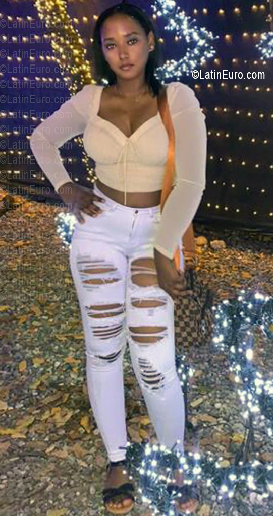 Date this voluptuous Dominican Republic girl Claudia from Santo Domingo DO56479