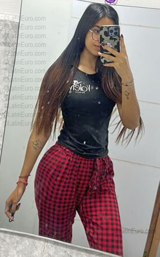 Date this foxy Venezuela girl Valery Andrea from Valencia VE5725