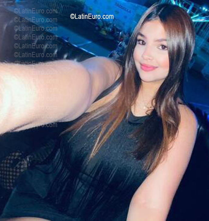 Date this happy Colombia girl IVANA from Maicao CO33819