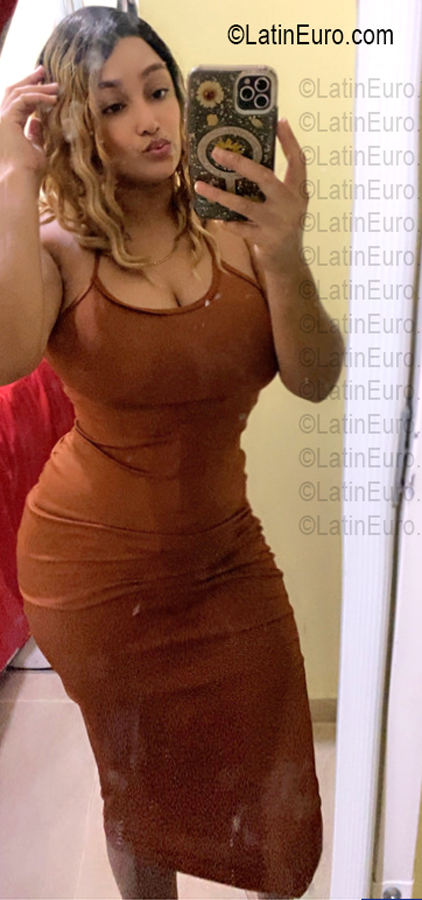 Date this pretty Dominican Republic girl Azalia from Santo Domingo DO56929