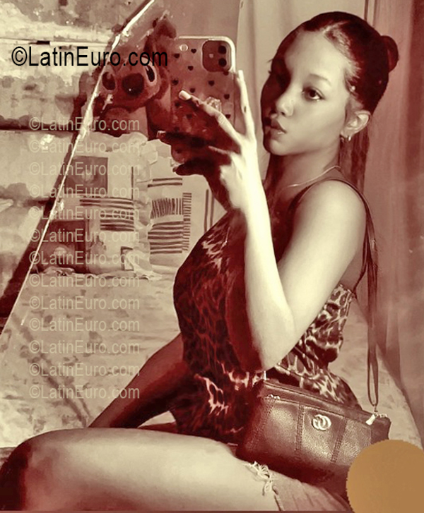 Date this athletic Dominican Republic girl OCAIRA from Sanchez Ramirez DO57005